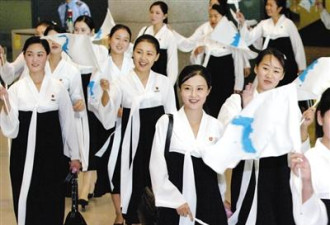 朝鲜三百女拉拉队员赴韩 1.65米以上