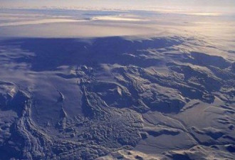 冰岛火山航拍 数公里“沸腾锅”奇观
