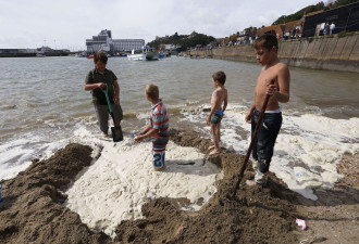 艺术家沙滩埋30根足金条 引疯狂探宝