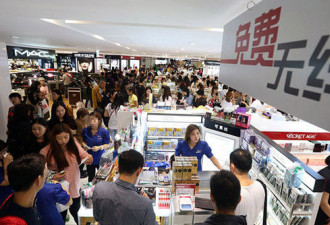 16万中国游客涌入韩国 购物挤满一条街