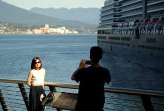 温哥华两男海滨冒警 专劫中国日本游客