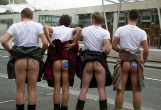 苏格兰公投最后时刻 民众穿裙裸臀表态