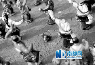深圳景区5万多个陶瓷小人被游客拔走