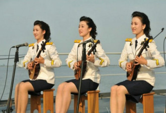 朝鲜文工团女兵罕见曝光 相貌一流本事高