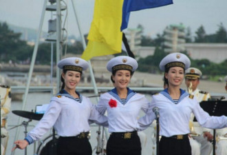 朝鲜文工团女兵罕见曝光 相貌一流本事高