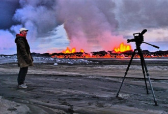摄影师冒生命危险 近距记录火山喷发