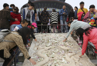 北京天坛汉白玉石雕 遭游客踩踏扔钱