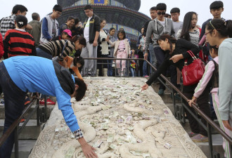 北京天坛汉白玉石雕 遭游客踩踏扔钱
