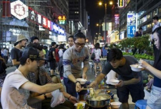 香港移“占中”路障爆冲突 市民要求清场