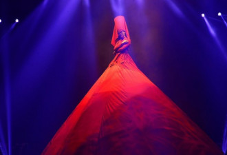 李宇春穿8米长红裙献唱 尽显霸气台风