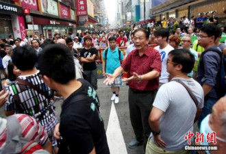 组图：香港旺角民众上街 怒斥占中者