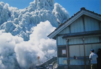 日本摄影师遇难前 拍下火山喷发场面