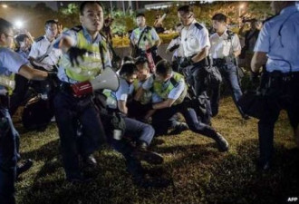 香港警方再胜 凌晨驱散特首办外人群