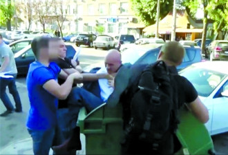 乌克兰兴起垃圾桶挑战 官员被扔进去
