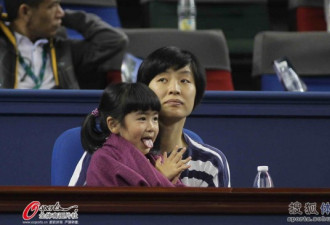 姚明夫妇带女儿观战网球 姚沁蕾表情帝