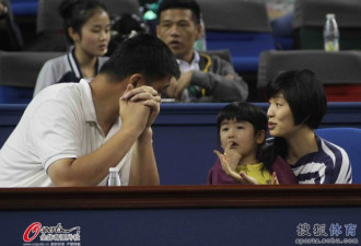 姚明夫妇带女儿观战网球 姚沁蕾表情帝