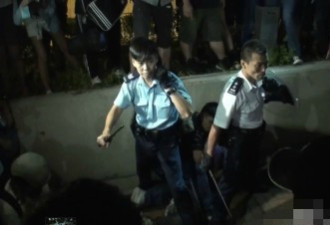 2人对300人 这一刻的香港警察很凛然