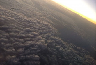 飞机上拍北京霾层顶部：黑云翻滚骇人