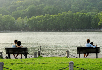 习总指示西湖长凳间距 为情侣留空间