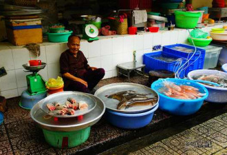 揭越南西贡生活：卖海鲜少妇大方性感