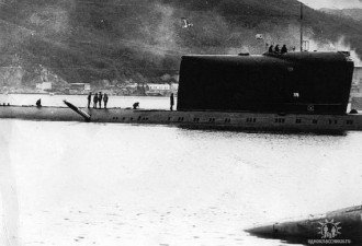 老照片：惊魂时刻 核潜艇插鱼雷回家