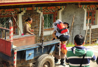 林志玲坐拖拉机进村：遭村长熊抱摸臀