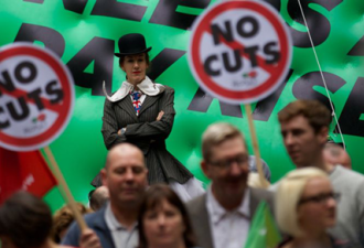 伦敦爆发大规模游行示威 主题：涨工资