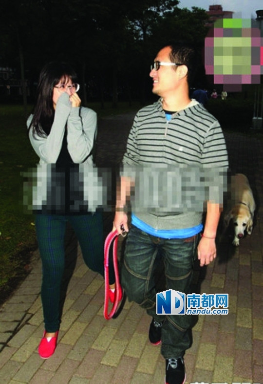 小内和九把刀似已和好,她一直笑着用手掩嘴。