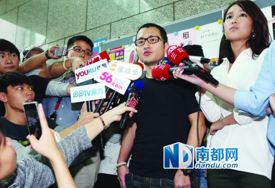 张龄予记者会全程表现不爽。