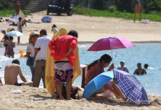 三亚裸晒被禁止 沙滩又见公开换内裤