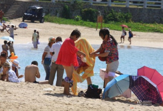 三亚裸晒被禁止 沙滩又见公开换内裤