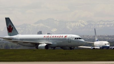 油價下跌,但航空公司的機票燃油附加費照收不誤。圖為仍收取附加費的加航。(路透)