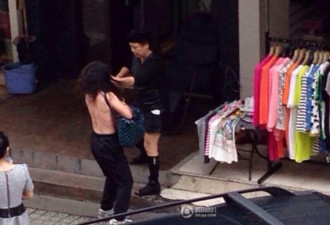 浙江温州一女子行窃被抓 遭人当街扒光