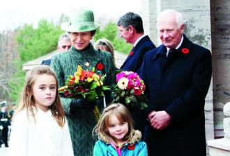 安妮公主出席国殇日 为战争纪念碑题词