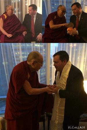 就业与社会发展部部长杰森.肯尼与达赖喇嘛会面。
