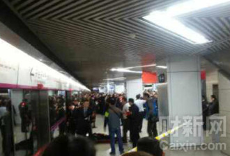 还原北京女子被地铁夹死全程 有巨响