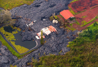 夏威夷火山喷发 三股熔岩沿草坡流下