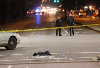 男子发疯挥舞长木条吓路人 警开枪射杀