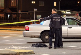男子发疯挥舞长木条吓路人 警开枪射杀