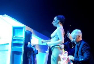 Lady Gaga裸体上阵表演 胸部下垂明显