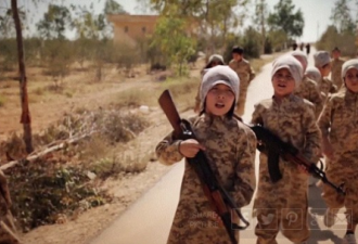ISIS宣传视频显示其大规模训练娃娃兵