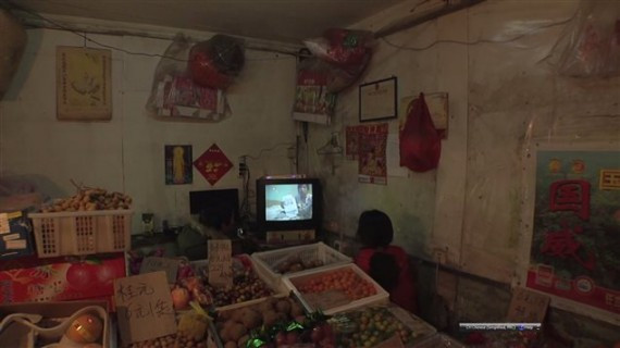 杂货店店员在观看芬芬的自拍影片。
