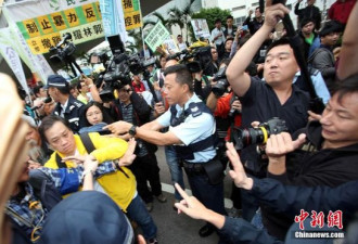 香港非法“占中”者再次冲击警察总部