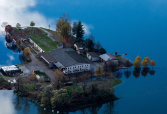奇景：瑞士遭连日暴雨 农场变成孤岛