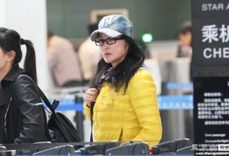 59岁刘晓庆现身机场 潮范打扮吸人眼球