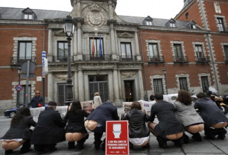 奇：西班牙男女活动家 集体露臀如厕