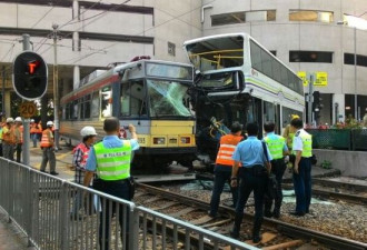 香港轻轨列车与大巴相撞 现场大批伤者