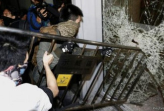 戴口罩的示威者撞烂香港立法会玻璃门