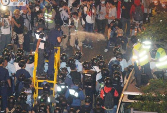 香港武力清场进行时 两旁民众欢呼