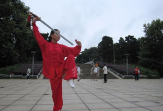 旅西华人舞剑晨练因语言不通招来警察